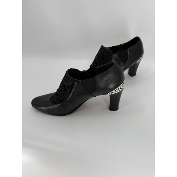 Vintage 90s Brighton 'RAND' Black Leather Floral Cut-out Ankle Bootie Heels 7M - Picture 1 of 11